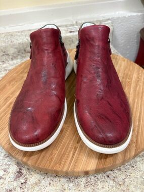 Johnston & Murphy Emery Zipped women’s 6 wine washed Italian sheepskin booty